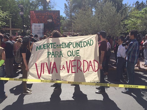 Los manifestantes se congregaron frente al palacio de gobierno de Chihuahua. 