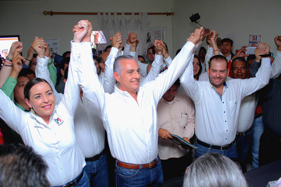 La regidora con licencia, Lourdes Quintero Pámanes, fue la primera en registrarse a las 10:00 horas. 
