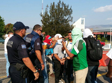 En la caseta de Palo Blanco, jefes polciacos dialogaron con normalistas para que liberaran la garita en la Autopista del Sol. 