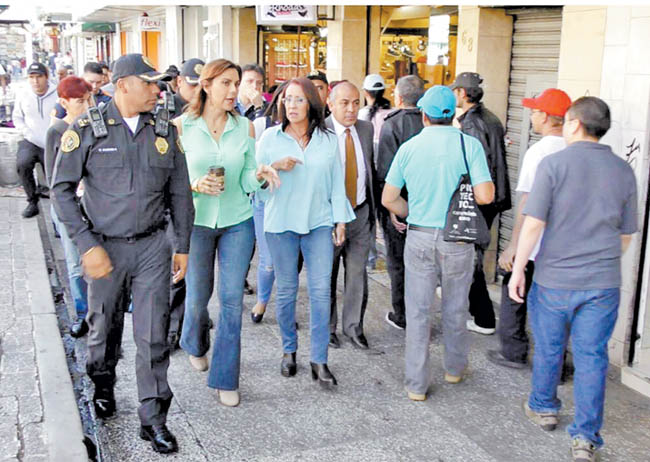 La diputada Elena Segura realizó un recorrido con autoridades policiacas. 