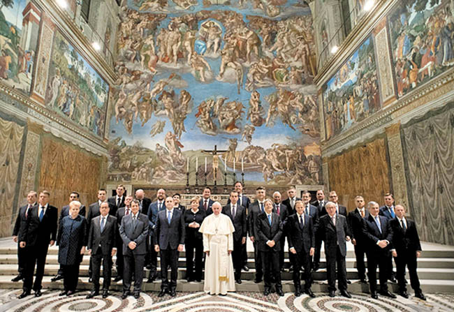 Fotografía conmemorativa en la Capilla Sixtina. 