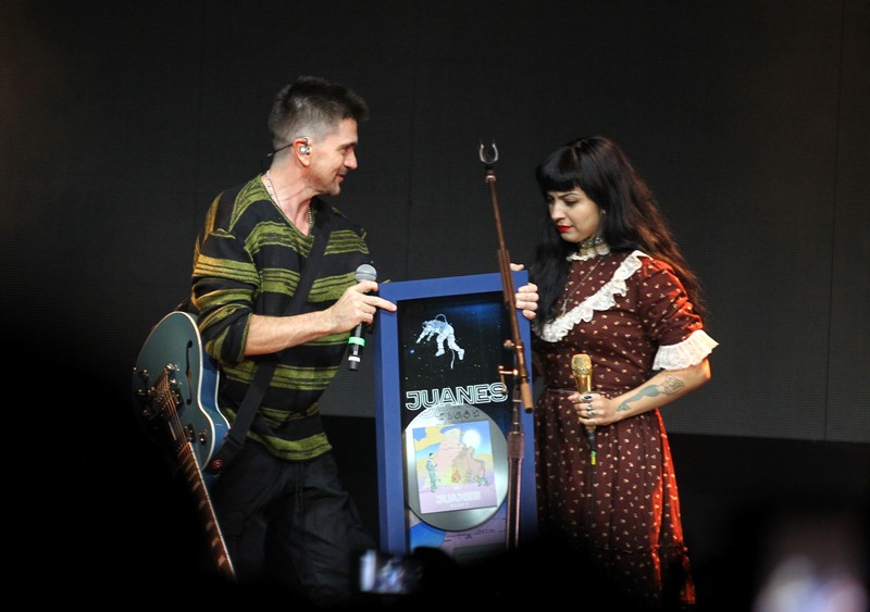 Juanes recibió disco de platino por su tema "Fuego", el reconocimiento se lo entregó la cantante Mon Laferte. 