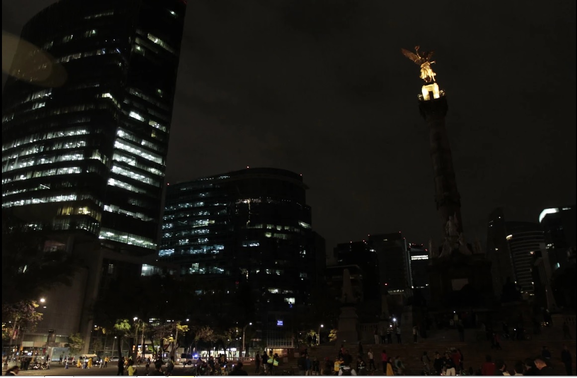 La luces del Ángel de la Independencia se apagaron por la Hora del Planeta.