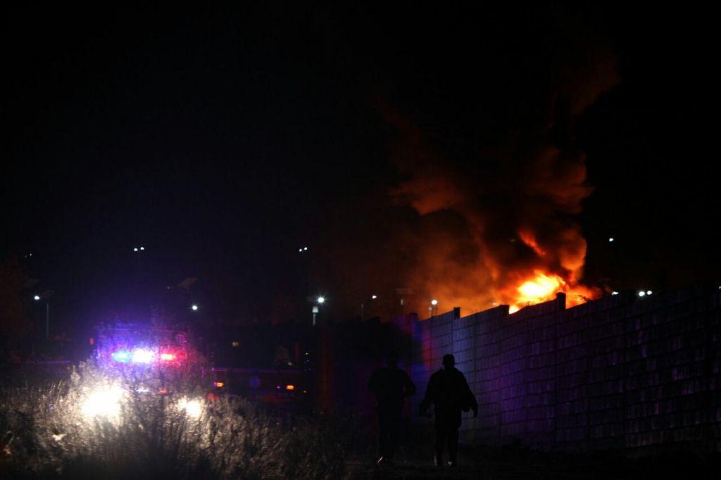 El personal de Protección Civil, bomberos y de Pemex tardaron más de una hora en controlar el fuego.