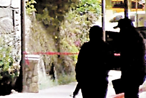 Policías resguardan partes de los cuerpos que fueron dejados en la colonia El Pedregal, de Cabo San Lucas.