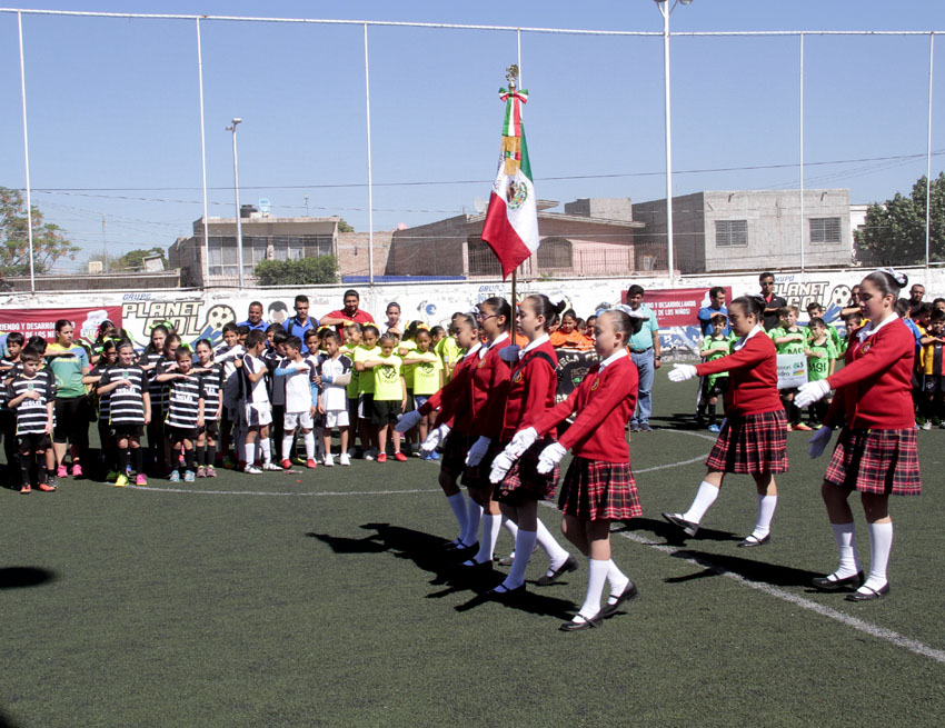 La inauguración arrancó con el desfile de los equipos participantes y la participación de la Escolta y Banda de Guerra del Colegio Alemán.