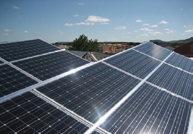 Los paneles solares disminuyen el gasto en recibos de luz.