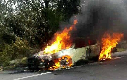 Un vehículo se incendió sobre la carretera México-Toluca.