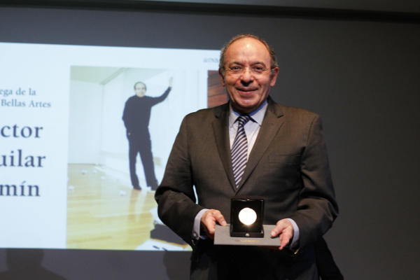 Por sus aportaciones a la cultura del país, el escritor mexicano Héctor Aguilar Camín recibió la Medalla Bellas Artes.