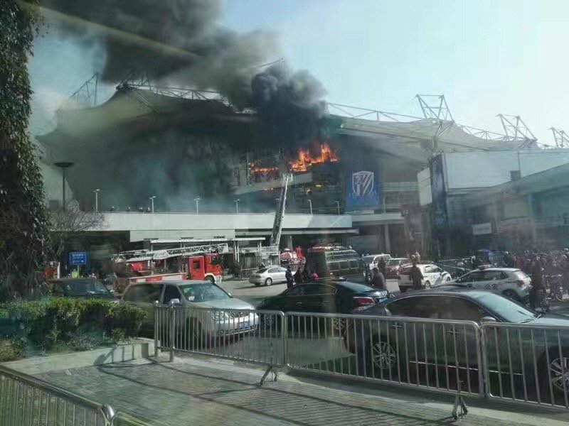 El estadio donde juega Carlos Tévez se incendió