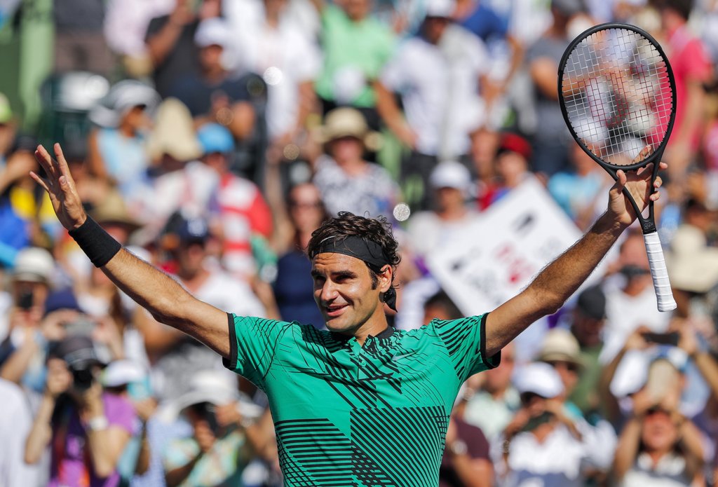 Federer celebra tras vencer al argentino Del Potro en el Abierto de Miami.