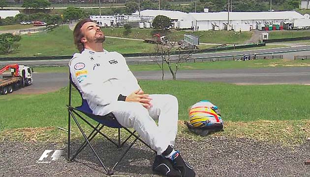 Fernando Alonso toma el sol en Interlagos