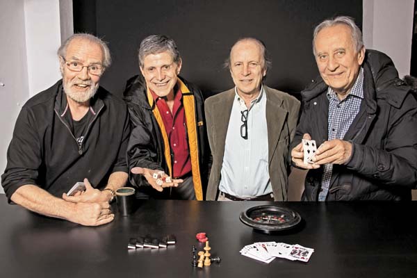 José Alonso, Héctor Bonilla, Juan Carlos Colombo y Patricio Castillo estelarizan la puesta en escena. 