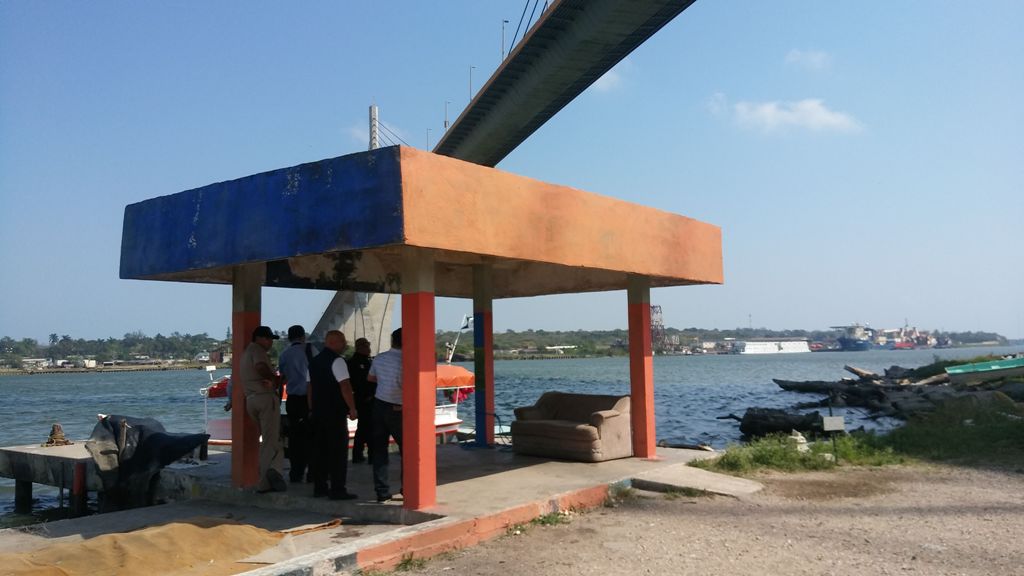 Operativo para buscaren el río Pánuco el cuerpo de suicida de puente Tampico.