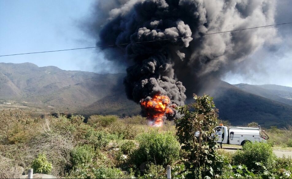 La toma clandestina se ubicaba a menos de 100 metros de la autopista. Hasta el momento no se reportan muertos.