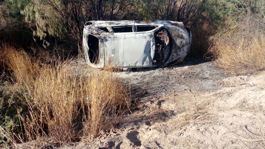 En un camino ejidal de Francisco I. Madero, fue encontrada una camioneta calcinada.