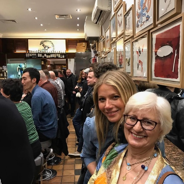 "Con mi mamá española. ¡Te quiero mamá!", dijo la actriz. 