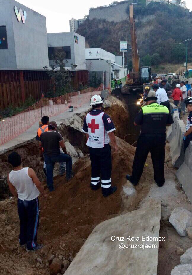 Elementos de la Cruz Roja y Bomberos del Estado de México trabajan en el lugar. 