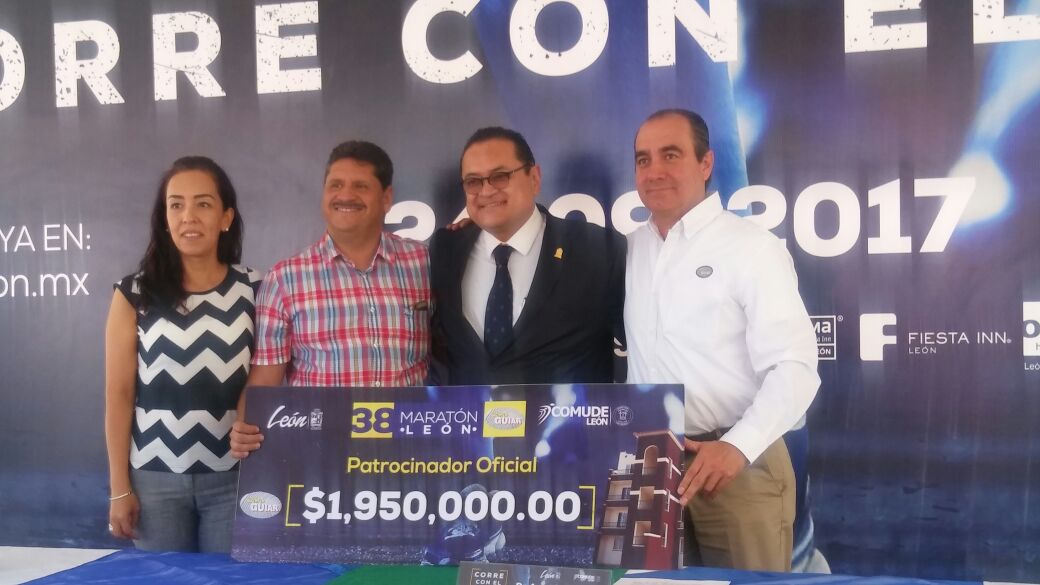 De forma simbólica fue entregado un cheque a Antonio Eugenio Rivera Cisneros, director general de COMUDE León. (Foto Daniela Béjar)