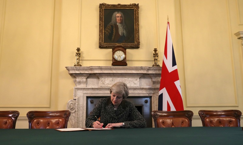 En esa foto oficial se ve cómo Theresa May firma la carta de activación del artículo 50 del Tratado de Lisboa. 