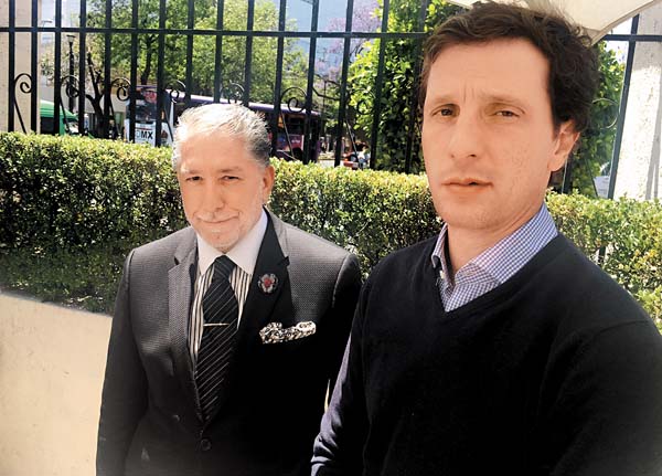 Gary Bermúdez , director de BHF comunicación, y Guillermo Solórzano, abogado de Landsteiner Scientific.