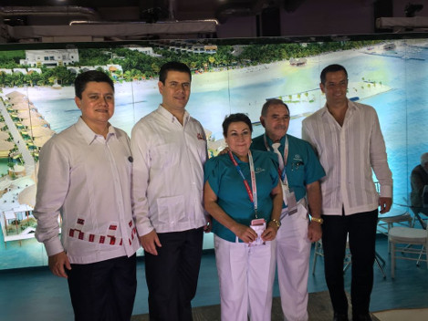 El gobernador de Oaxaca, Alejandro Muat, el secretario de Turismo estatal,Juan Carlos Rivera y el grupo de invesionistas, en el Tianguis Turístico.
