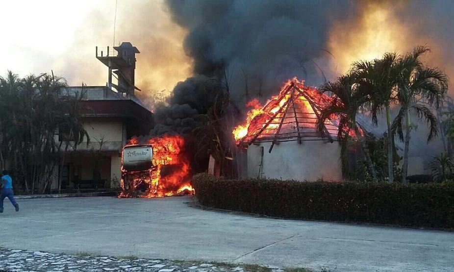 El incendio dejó 60 habitaciones con daños severos y un autobús calcinado.
