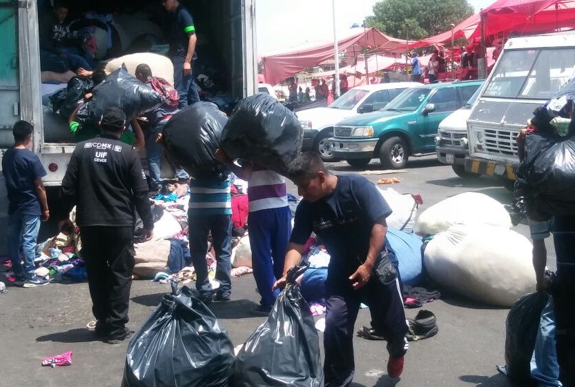 Las autoridades decomisaron pacas de ropa y 15 camionetas.
