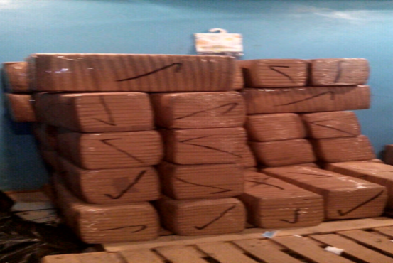 Los oficiales hallaron el cannabis envuelto en paquetes.