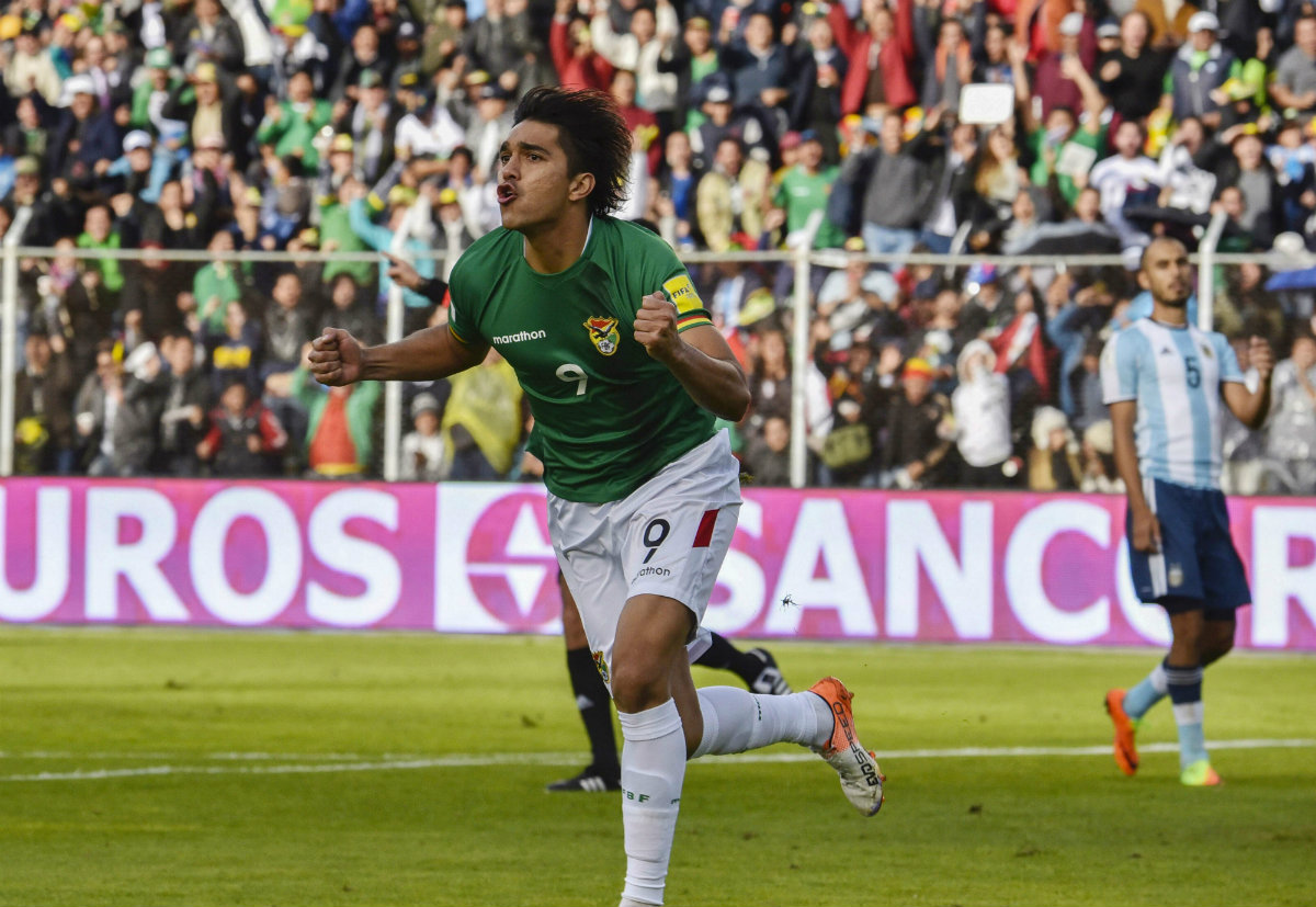 Marcelo Martins celebra el segundo gol de Bolivia ante Argentina