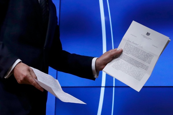 La carta firmada por la primera ministra británica, Theresa May, que activa el Brexit, en manos de Donald Tusk, presidente del Consejo Europeo.