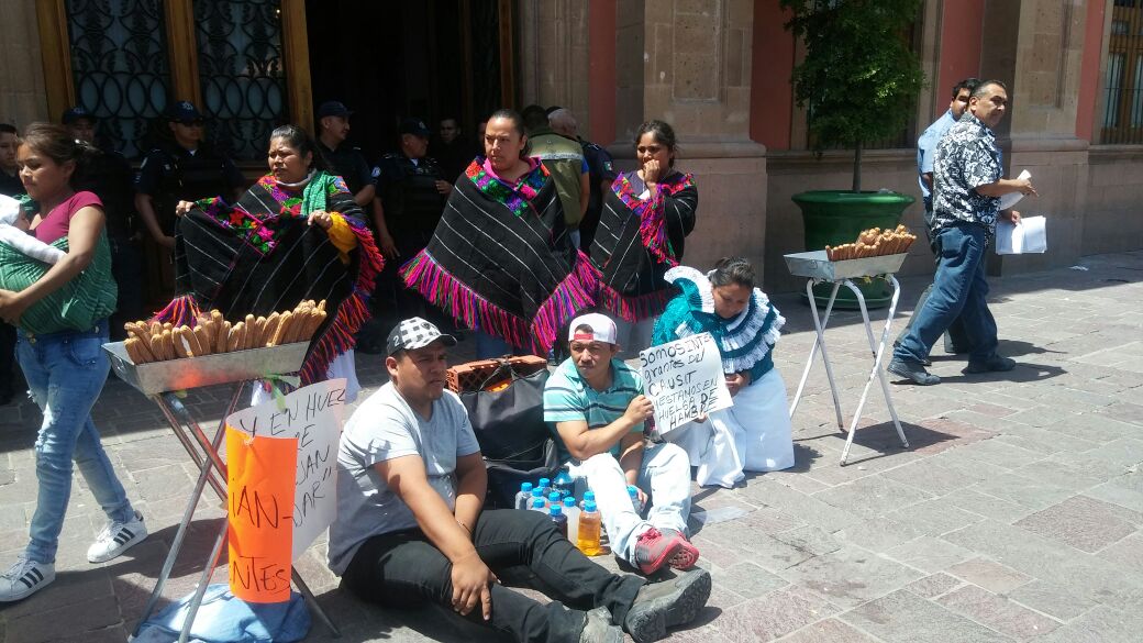 Dos comerciantes manifestantes iniciaron una huelga de hambre. (Foto: Heliot Rizo).