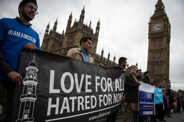 Jóvenes de la comunidad musulmana en Londres también acudieron y pidieron a la gente que no viesen al Islam como la fuente del terrorismo.