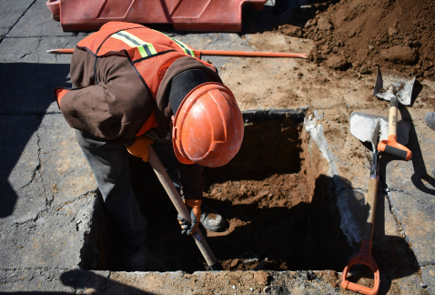 En la plancha del Zócalo se realizaron las primeras tres calas, a una profundidad de 50 centímetros, al iniciarse los trabajos de rehabilitación de la