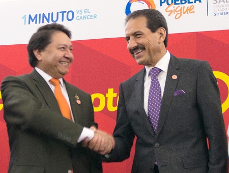 El rector de la UAP, Alfonso Esparza Ortiz y el director del Instituto Nacional de Cancerología,  Abelardo Meneses García, durante la presentación del