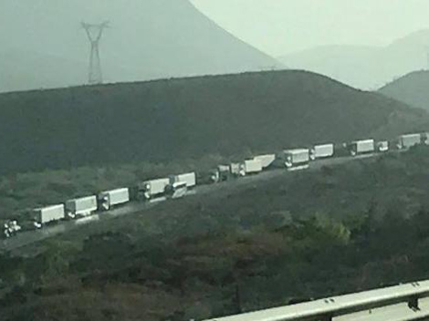 A través de redes sociales, los conductores que se encontraban en el lugar mencionaron que en el accidente participó un tráiler.