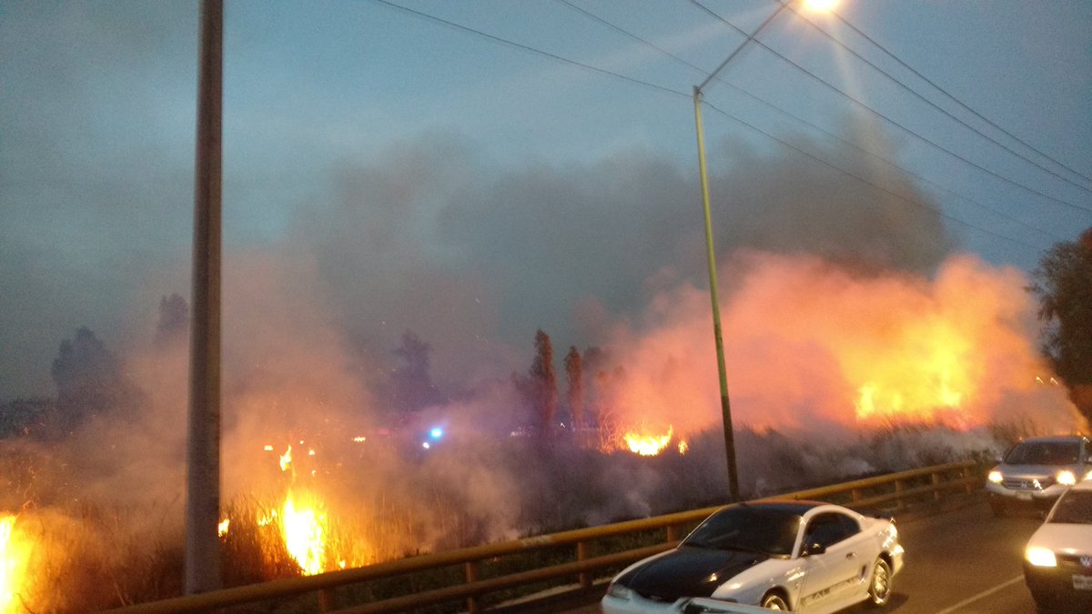Usuarios de redes sociales publicaron fotos del incendio. 