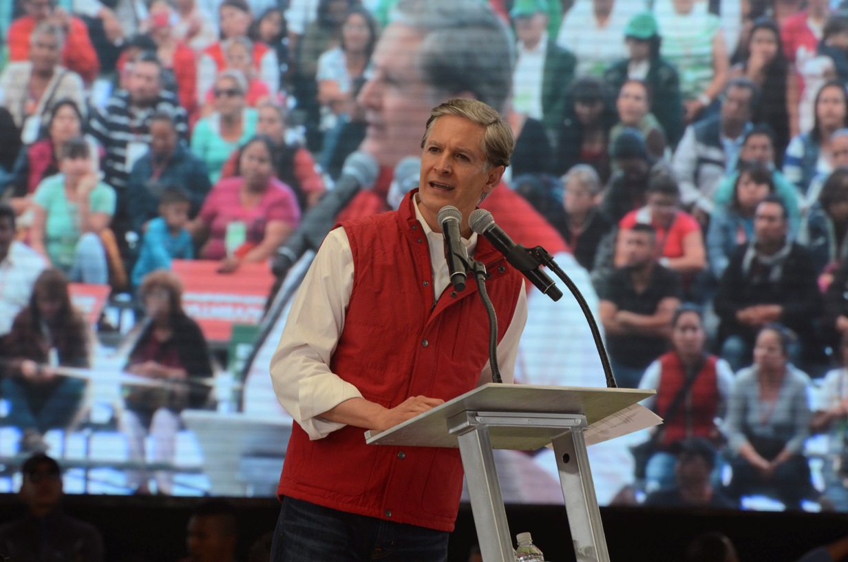 Alfredo del Mazo, candidato del PRI a la gubernatura del Estado de Méxicio, dijo que en ninguno de sus spots sale Josefina Vázquez Mota.