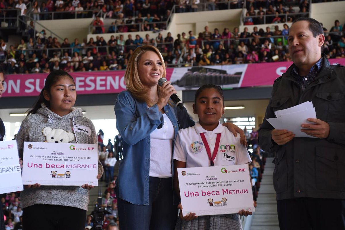 Angélica Rivera entregó becas en compañía del gobernador del Estado de México, Eruviel Ávila. 