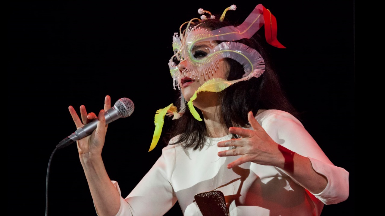 Björk se presentó ante 10 mil personas en el Auditorio Nacional. 