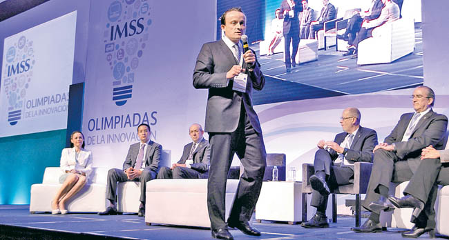 El director del instituto, en la inauguración de la primera Olimpiada de la Innovación. 
