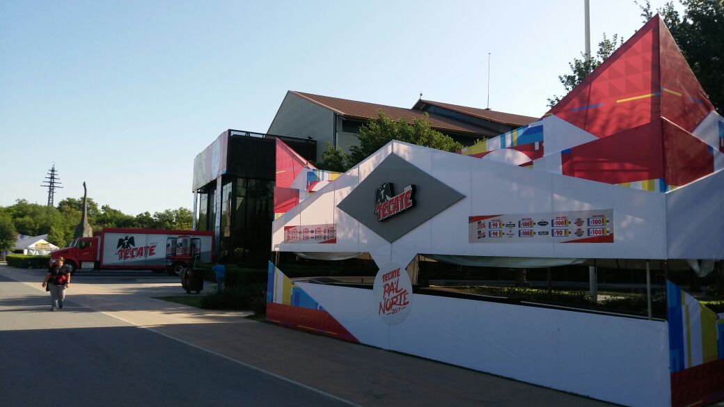El escenario y stands de cerveza ya están casi listos. 