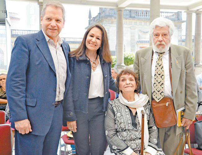 La ensayista, flanqueada por Lidia Camacho y Adolfo Castañón. 