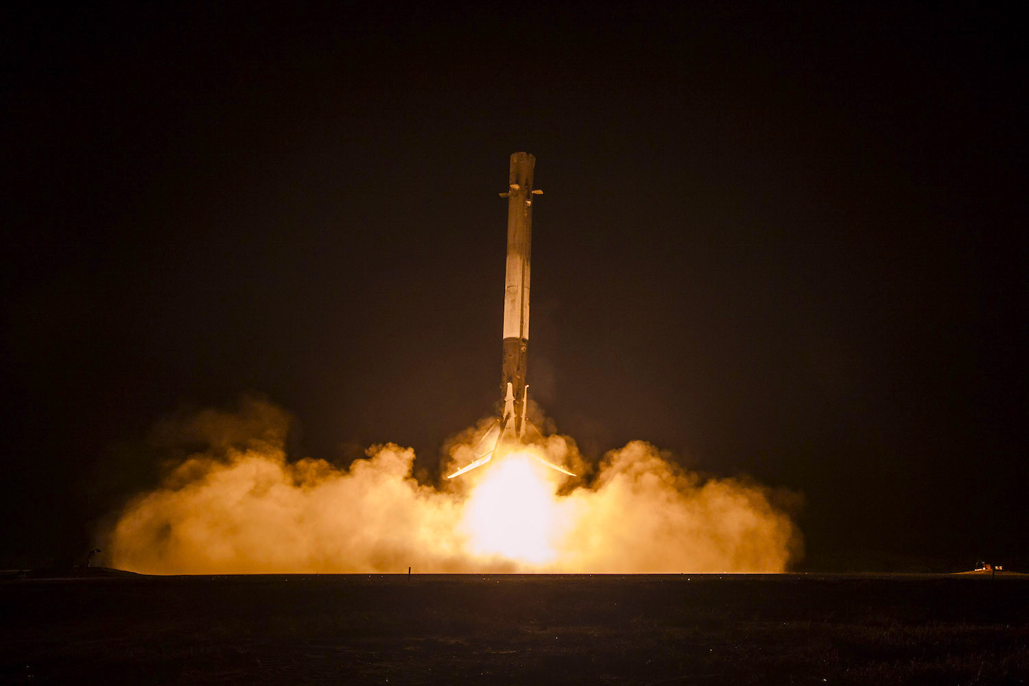 El Falcon 9, un cohete reciclado, aterrizó con éxito en una barcaza en el mar.