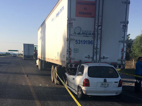 El fallecido transitaba a bordo de un Chevy  con placas de Monterrey SMA 99 28. 