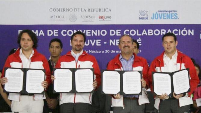 Firma de colaboración entre Nestlé y el Imjuve.