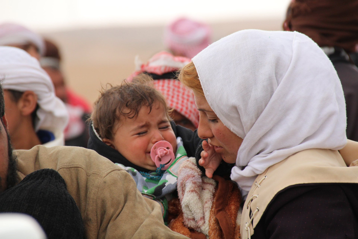 Un grupo de personas huye de los combates entre fuerzas oficiales y miembros del Estado Islámico en Al Raqa, Siria. EFE/STR