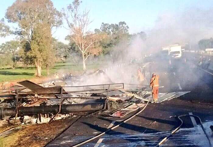 El incendio fue provoca por el el derrame del combustible y aceite del tráiler.
