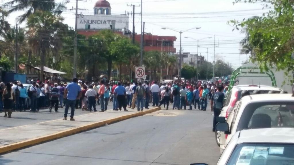 Los maestros realizaban un mitin cuando fueron agredidos por un grupo ligado a la Confederación de Trabajadores de México.