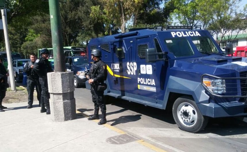 La policía trasladó a los presuntos delincuentes al Ministerio Público en camionetas blindadas.
